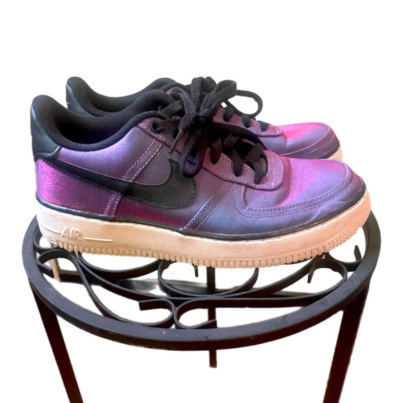 Air Force 1 LV8 Shift GS ‘Hyper Violet Black’ Sneakers - Picture 2 of 8